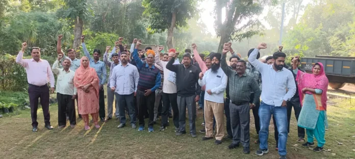 Workers' protest outside the municipal office on the 11th. Workers' protest outside the municipal office on the 11th.