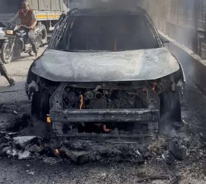 Yamunanagar News: यमुनानगर में महिंद्रा एक्सयूवी में लगी आग