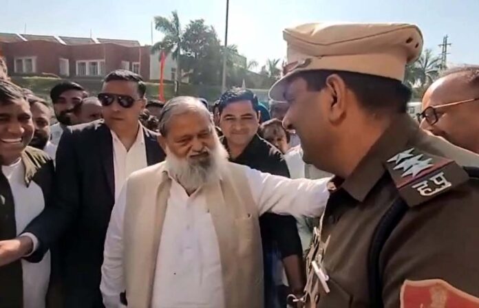 Ambala News : छेड़छाड़ के आरोपियों की परेड पर मंत्री अनिल विज ने एसएचओ की पीठ थपथपाई