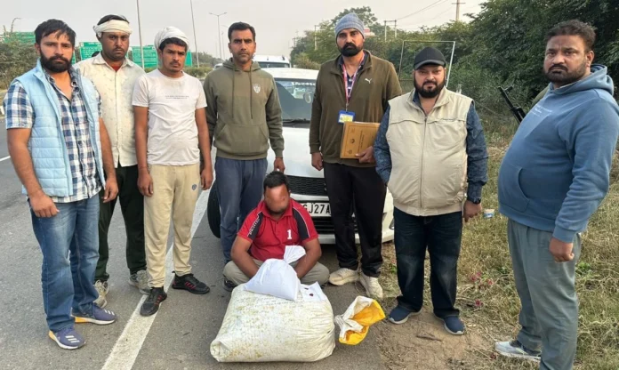 27.570 kg of poppy husk and 2 kg 705 grams of opium were recovered from the car. Jind News : कार से 27.570 किलो चूरा पोस्त तथा दो किलो 705 ग्राम अफीम बरामद