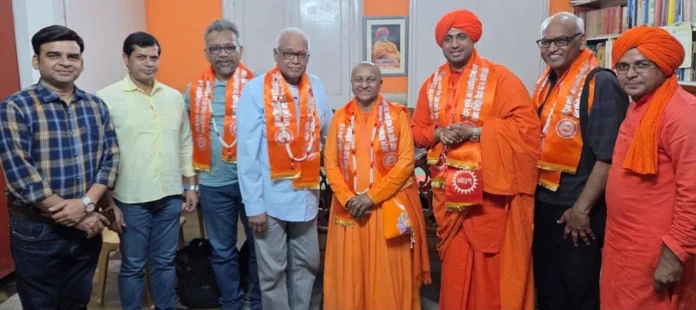 Representatives of Arya Samaj South Africa, along with Swami Adityavesh, arrived in Khatkar. Jind News : स्वामी आदित्यवेश के साथ आर्य समाज दक्षिण अफ्रीका के प्रतिनिधि पहुंचे खटकड़