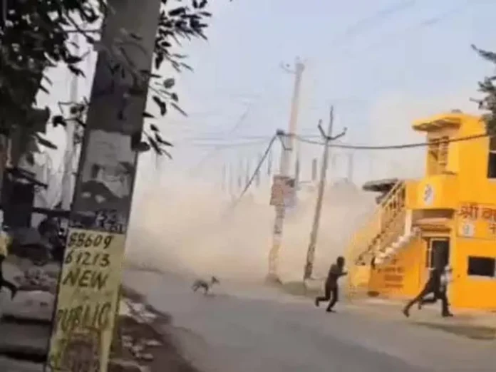 A three-storey building under construction collapsed; no one was inside. Faridabad News : निर्माणाधीन 3 मंजिल बिल्डिंग गिरी, बिल्डिंग में कोई नही था मौजूद