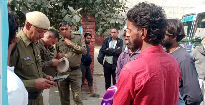 Loharu police conducted a special checking drive, thoroughly checked the luggage of passengers. Special Checking Drive : लोहारू पुलिस ने चलाया विशेष चैकिंग अभियान, यात्रियों के सामान की गहनता से जांच की