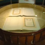 India's Handwritten Constitution : एक खास गैस चैंबर में रखा गया है भारत का हाथ से लिखा संविधान , पूरी तरह सुरक्षित