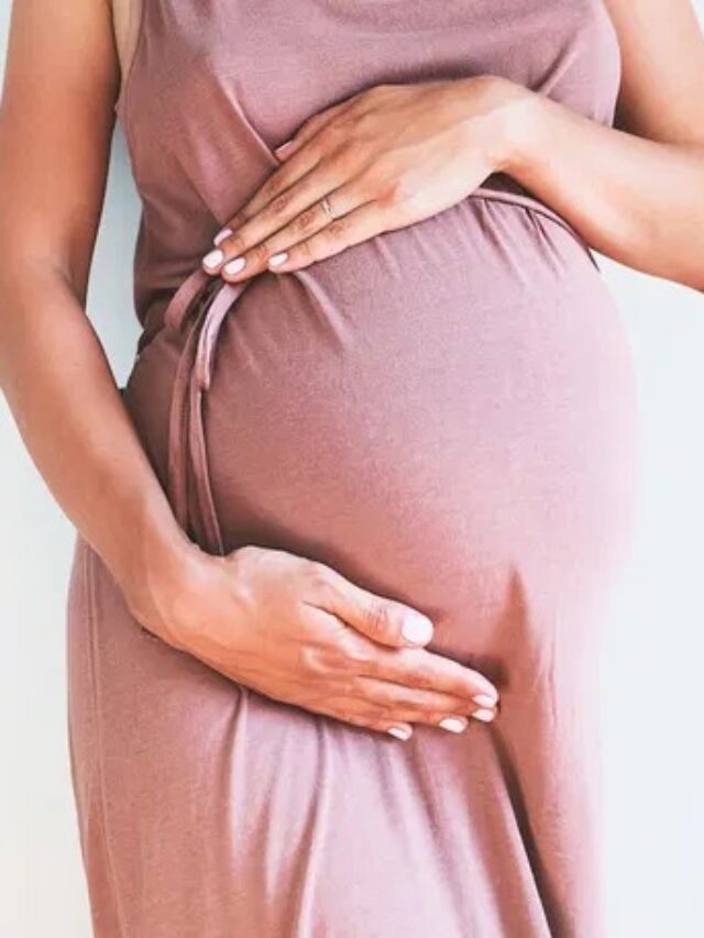 Baby Movement in Pregnancy: मां के पेट में कब होती है बच्चे की पहली हलचल?