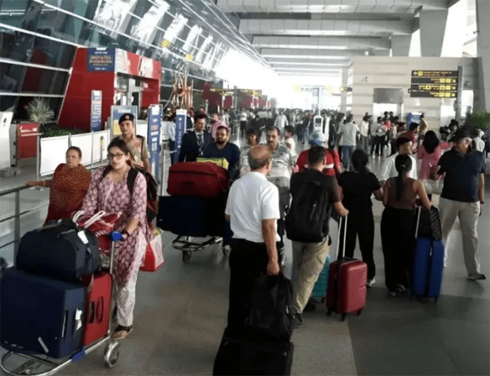 Delhi Airport Chaos: एटीसी सिस्टम में तकनीकी खराबी के कारण आईजीआईए पर सैकड़ों उड़ानों में देरी Delhi Airport Chaos