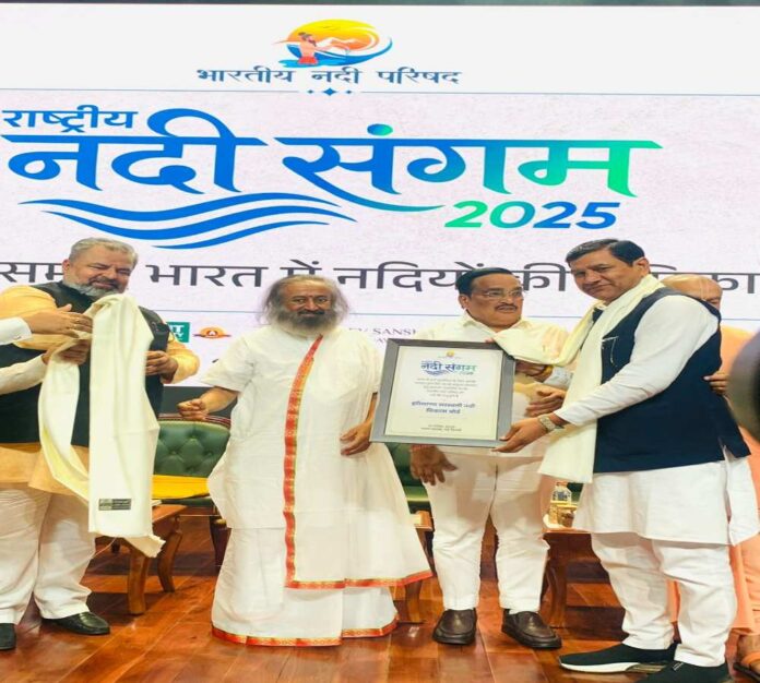 Dhuman Singh Kirmach को मिला राष्ट्रीय पुरस्कार, देश के विभिन्न राज्यों से आए 10 नदी प्रेमियों को किया सम्मानित Dhuman Singh Kirmach को मिला राष्ट्रीय पुरस्कार, देश के विभिन्न राज्यों से आए 10 नदी प्रेमियों को किया सम्मानित