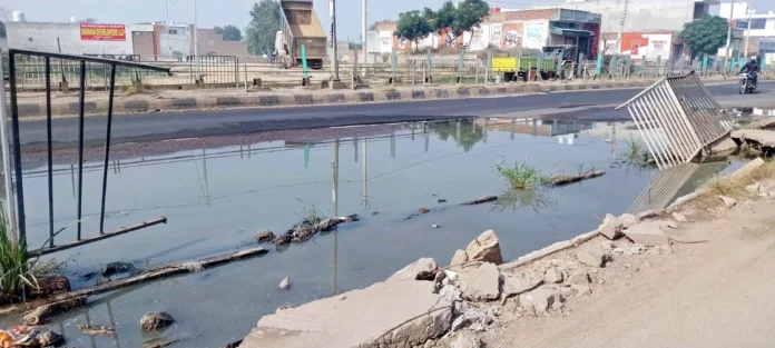 Dirty water started filling the highway from the drainage drain of the service road. Jind News : सर्विस रोड के पानी निकासी के नाले से हाइवे पर भरने लगा गंदा पानी