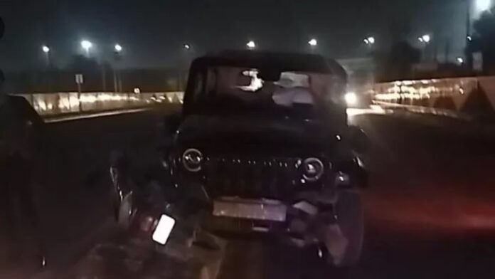 Faridabad News : अनियंत्रित होकर नाले में गिरी थार, चालक ने सूझबूझ से बचाई जान, लोगों ने प्रशासन पर लगाए गंभीर आरोप 