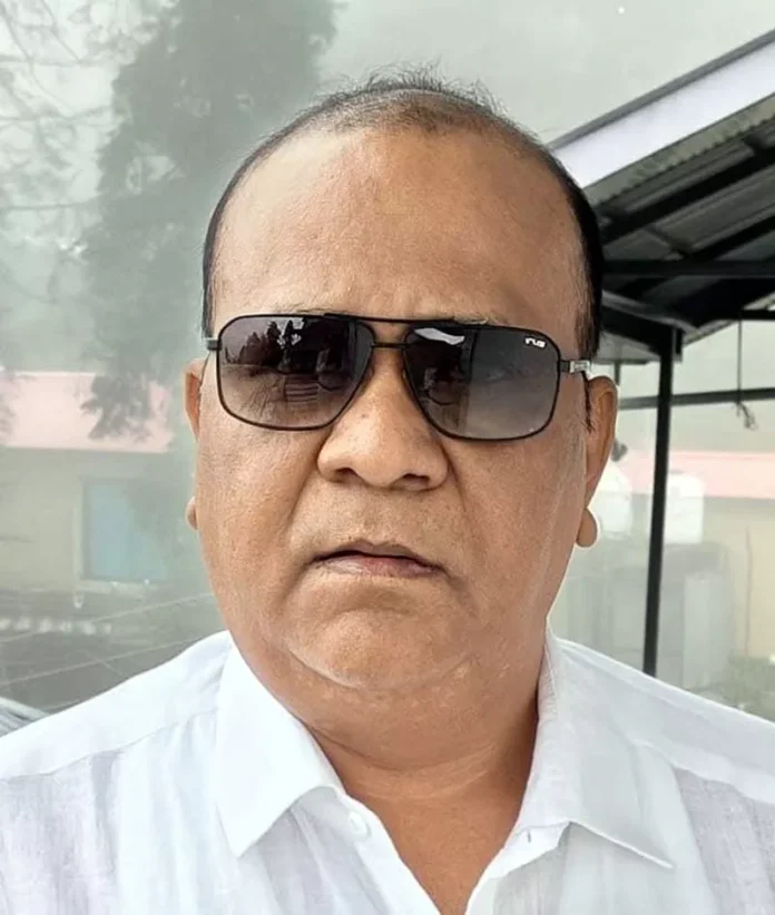 उसी दौरान उनका अचानक पांव फिसल गया और गिर गए। जिसके साथ उनके रिवाल्वर से गोली चल गई और जो खोपड़ी में जा लगी।