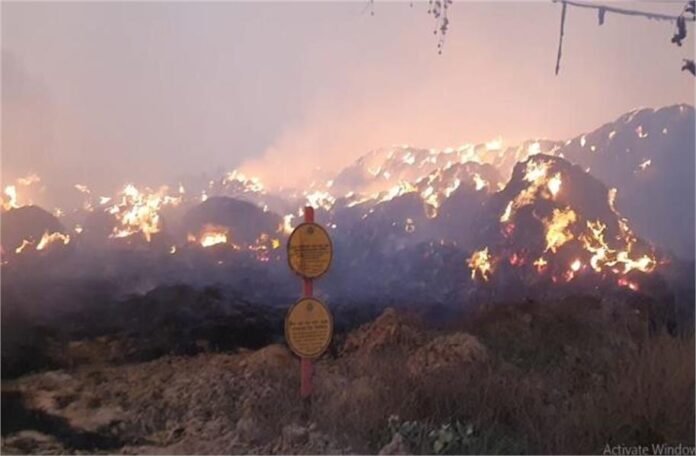 Fire Wreaks Havoc In Kaithal : पराली के बड़े ढेर में अचानक लगी भीषण आग, कुछ ही मिनटों में करोड़ों रुपये की पराली राख में तब्दील