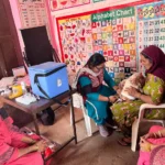 Jind News : स्वास्थ्यकर्मियों ने काले बिल्ले लगा किया टीकाकरण