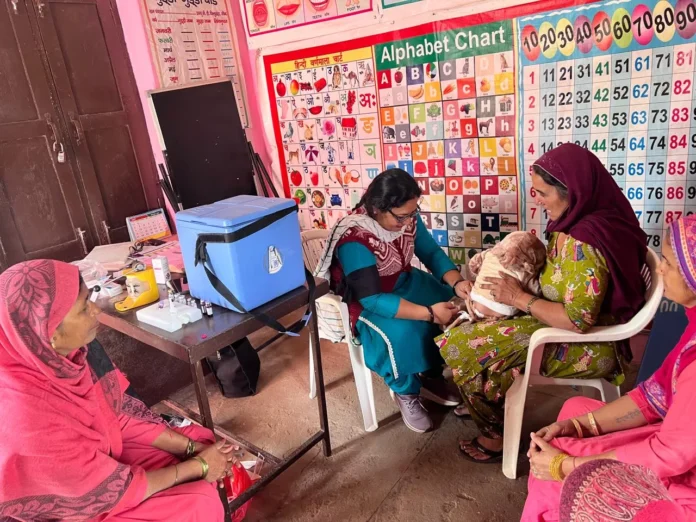 Jind News : स्वास्थ्यकर्मियों ने काले बिल्ले लगा किया टीकाकरण