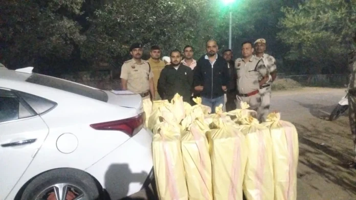 Two youths arrested with 50 boxes of illicit liquor from a car in Julana Jind News : जुलाना में कार से 50 पेटी अवैध शराब के साथ दो युवक का काबू