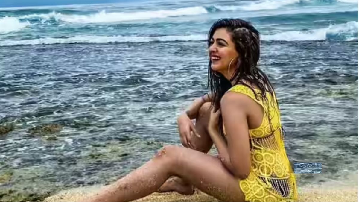 Mahabharat Kunti Actress Hot Photos: महाभारत’ की कुंती का हॉट अवतार देखकर उड़ गए होश, समंदर किनारे एक्ट्रेस ने बिखेरा जलवा
