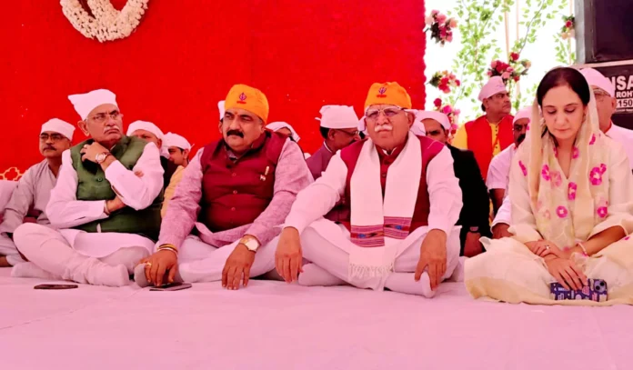Three-day religious diwan concludes, Union Energy Minister Manohar Lal participates कार्यक्रम में मंच पर मौजूद केंद्रीय ऊर्जा मंत्री मनोहरलाल।