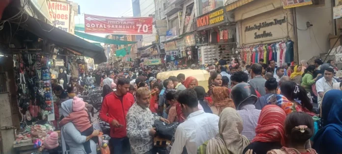 The market is crowded, jammed from opening to closing, and even walking is difficult. Faridabad News : बाजार में भीड, बाजार खुलने से बंद तक लगा रहता है जाम, पैदल निकलना भी हुआ मुश्किल