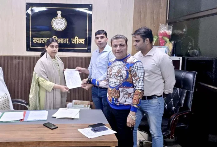 Jind News : स्वास्थ्य विभाग में सीधे एसएमओ भर्ती किए जाने के विरोध में सीएमओ को सौंपा ज्ञापन