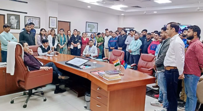 HKRN Employees : एचकेआरएन कर्मियों ने वीसी को सौंपा ज्ञापन