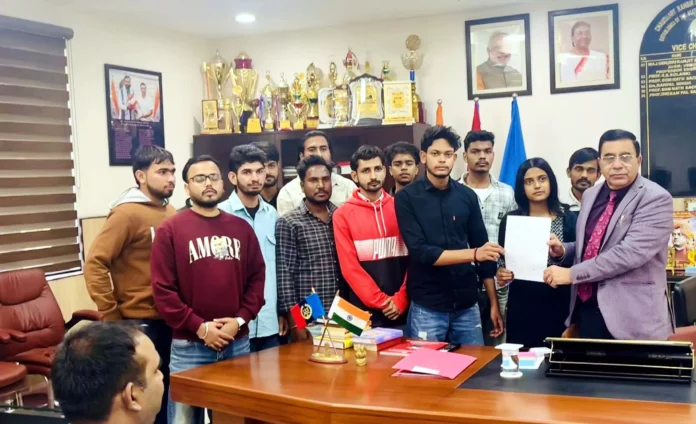 Independent Youth Front : इंडिपेंडेंट यूथ फ्रंट ने वीसी को सौंपा ज्ञापन