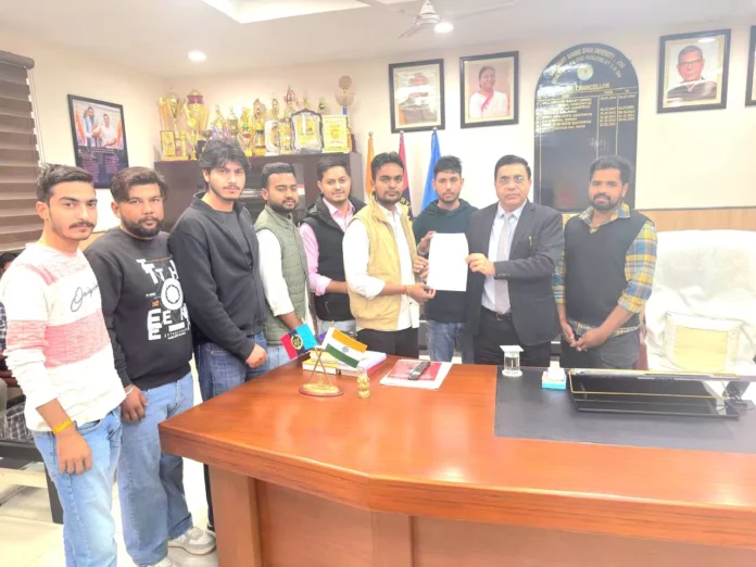 Jind News : स्तनपान कक्ष स्थापित करने की मांग को लेकर एनएसयूआई ने कुलपति को सौंपा ज्ञापन