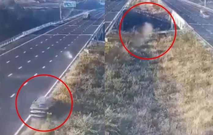 MP Road Accident: दिल्ली-मुंबई एक्सप्रेसवे पर खाई में गिरी तेज़ रफ़्तार कार, 5 लोगों की मौत MP Road Accident: