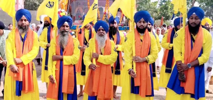 A grand procession was held on the occasion of Guru Nanak Dev's birth anniversary. Guru Parv : गुरु नानक देव के प्रकाशोत्सव पर निकला भव्य नगर कीर्तन