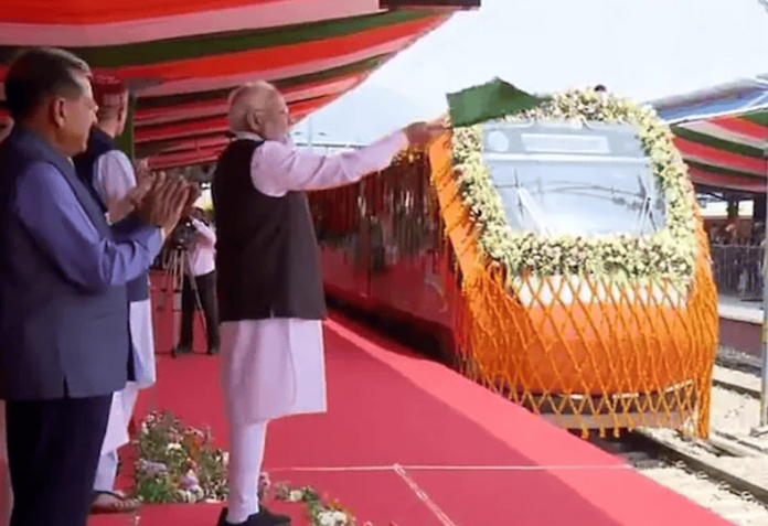 PM Modi Varanasi Visit: प्रधानमंत्री ने बनारस से चार वंदे भारत को दिखाई हरी झंडी PM Modi Varanasi Visit