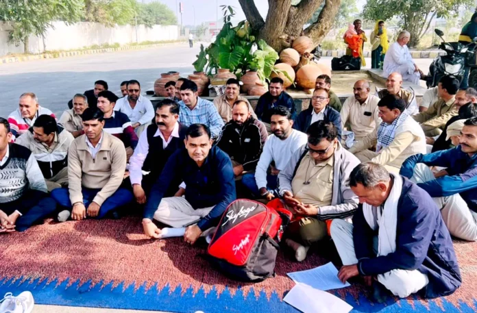 Roadways Employees Demonstrated : रोडवेज कर्मचारियों ने बस अड्डा परिसर में किया प्रदर्शन