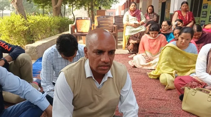 Jind News : अध्यापक पर हुए हमले के विरोध में बुढ़ाखेड़ा में शिक्षकों ने दिया धरना