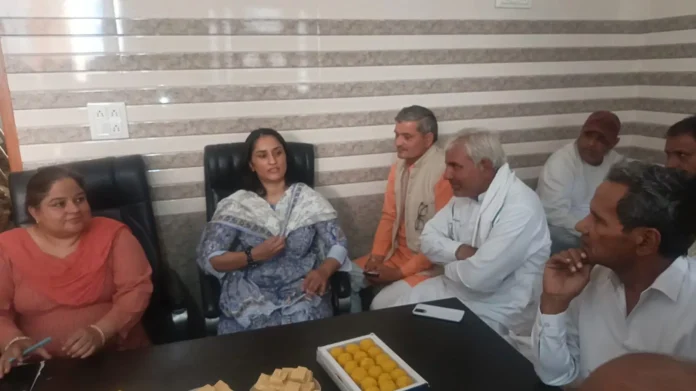 Jind News : नई अनाज मंडी में पहुंची विधायक विनेश फोगाट