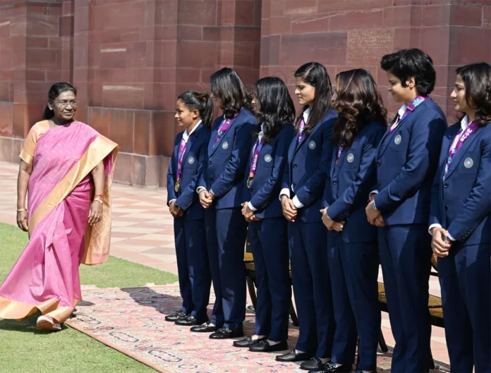 The World Champion Indian women's team met with President Draupadi Murmu and inspired young girls. Indian Women's Cricket Team : वर्ल्ड चैंपियन इंडिया महिला टीम ने राष्ट्रपति द्रौपदी मुर्मू से की मुलाकात , लड़कियों को किया प्रेरित