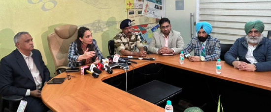 Chandigarh Breaking News : चंडीगढ़ एयरपोर्ट पर यात्रियों की सुविधा के लिए कंट्रोल रूम स्थापित Chandigarh Breaking News : चंडीगढ़ एयरपोर्ट पर यात्रियों की सुविधा के लिए कंट्रोल रूम स्थापित