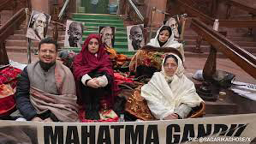 Opposition Protest : संविधान सदन के बाहर विपक्ष का धरना Opposition Protest : संविधान सदन के बाहर विपक्ष का धरना