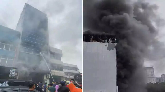 Indonesia Breaking : इंडोनेशिया की राजधानी जकार्ता में 7 मंजिला इमारत में आग लगने से 20 लोगों की मौत Indonesia Breaking : इंडोनेशिया की राजधानी जकार्ता में 7 मंजिला इमारत में आग लगने से 20 लोगों की मौत