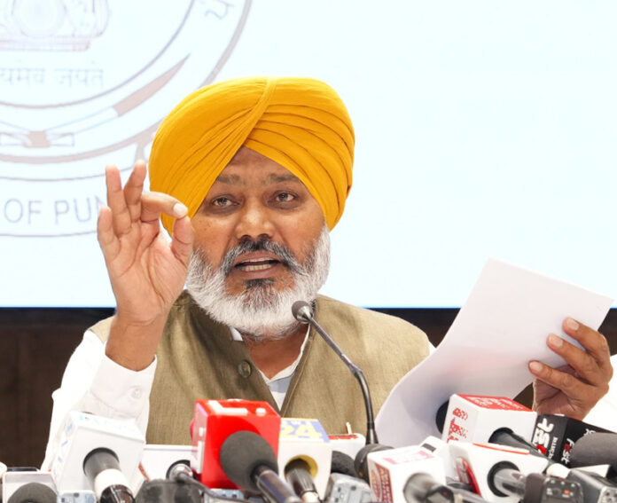 Chandigarh Breaking News : पंजाब में लग रहे आरोपों पर खामोश क्यों है हाईकमान : हरपाल चीमा Chandigarh Breaking News : पंजाब में लग रहे आरोपों पर खामोश क्यों है हाईकमान : हरपाल चीमा