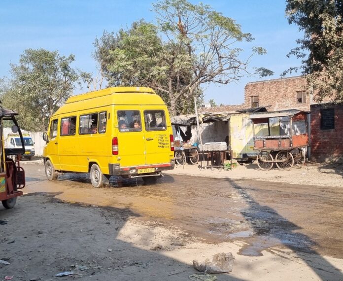 Panipat News : बिना नाम के दौड़ रही स्कूल बस, हादसा होने पर कौन सा स्कूल व प्रशासन होगा जिम्मेदार !!