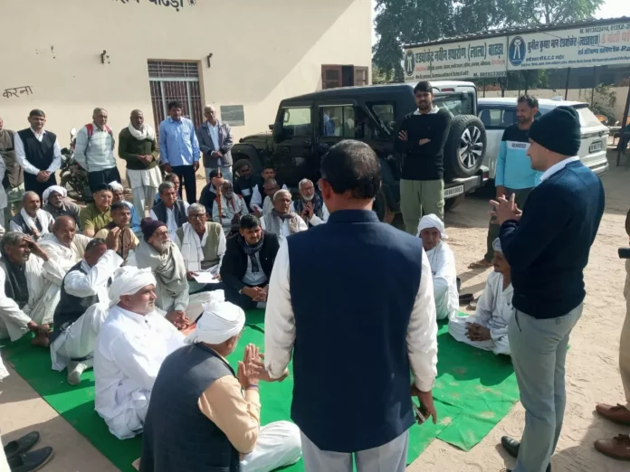 After handing over a memorandum to the SDM, the protesters decided to end the sit-in. After handing over a memorandum to the SDM, the protesters decided to end the sit-in.