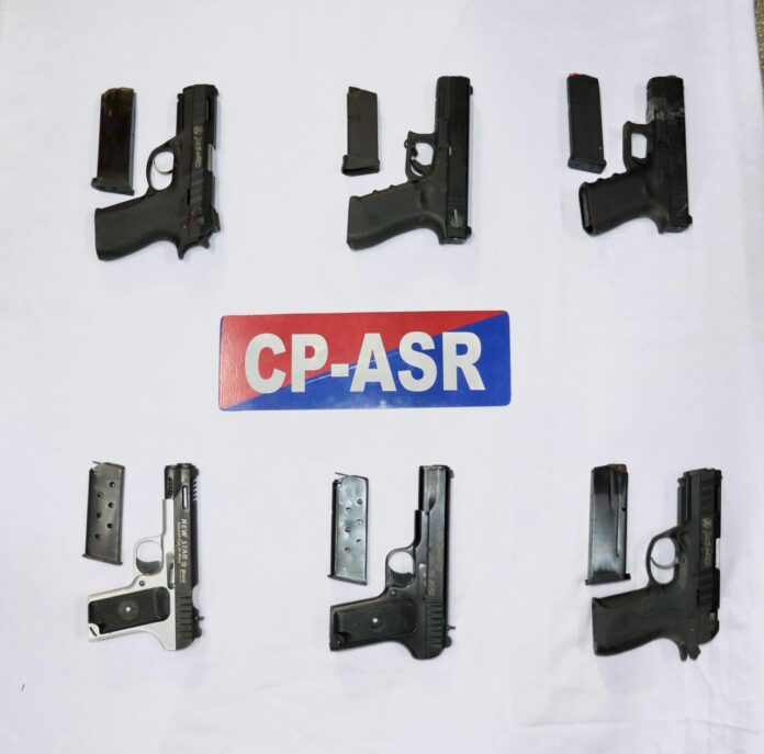 Amritsar Crime News : अमृतसर में सीमा पार से चल रहे हथियार तस्करी माड्यूल का पर्दाफाश, 6 पिस्तौलों सहित 6 गिरफ्तार