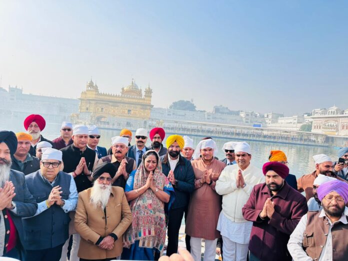 Delhi CM Rekha Gupta Visits Golden Temple : दिल्ली की सीएम रेखा गुप्ता ने कैबिनेट सहित श्री हरिमंदिर साहिब में शीश नवाया