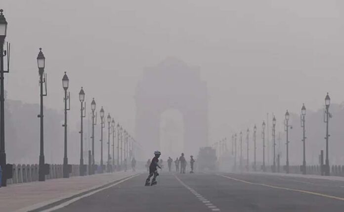 Delhi Weather Update: दिल्ली की आबोहवा हुई खराब, 337 पर पहुंचा एक्यूआई Delhi Weather Update: दिल्ली की आबोहवा हुई खराब, 337 पर पहुंचा एक्यूआई
