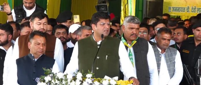 JJP Julana Rally में कांग्रेस-भाजपा पर बरसे दुष्यंत, बोले- संघर्ष से ज्यादा ड्रॉइंगरूम की राजनीति भारी पड़ रही JJP Julana Rally में कांग्रेस-भाजपा पर बरसे दुष्यंत, बोले- संघर्ष से ज्यादा ड्रॉइंगरूम की राजनीति भारी पड़ रही