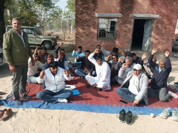 Electricity workers protested against the online transfer policy in the electricity department. Electricity workers protested against the online transfer policy in the electricity department.