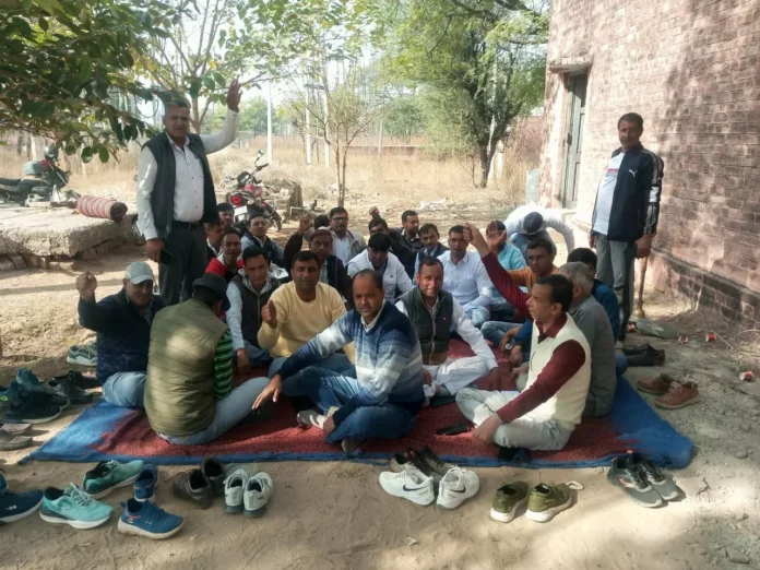 Electricity workers protested against the online transfer policy in the electricity department. Electricity workers protested against the online transfer policy in the electricity department.