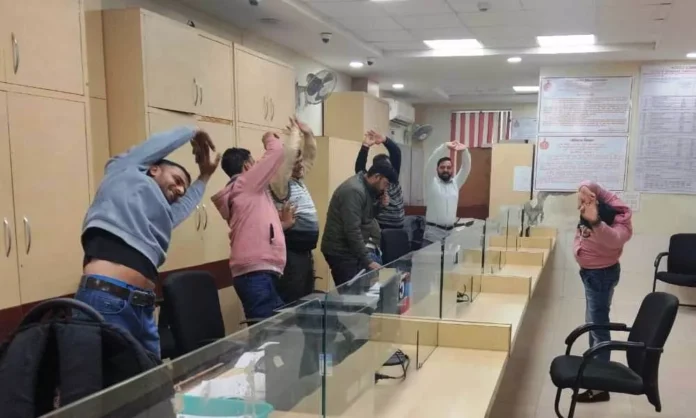 Five-minute yoga breaks have been introduced at workplaces in all offices. Five-minute yoga breaks have been introduced at workplaces in all offices.