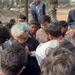 गुरुग्राम में युवक ने गाय को खिलाए चिकन मोमोज, हिंदू संगठनों ने पकड़कर की पिटाई