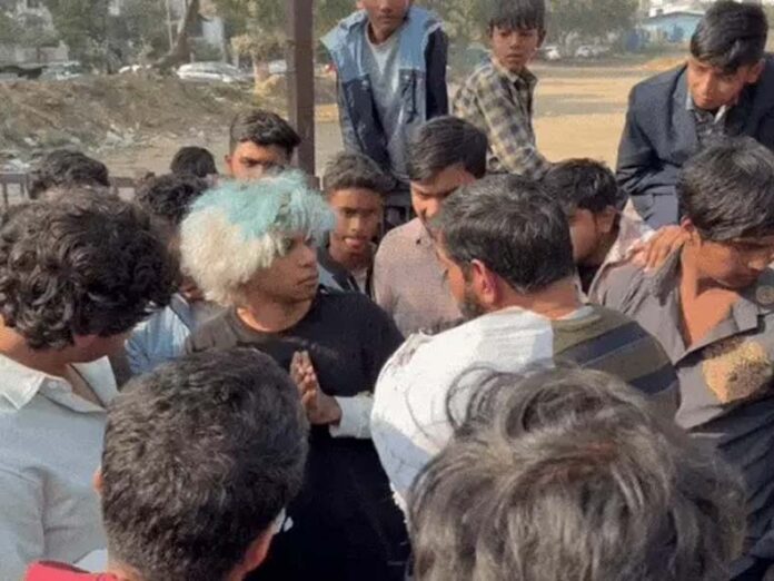 गुरुग्राम में युवक ने गाय को खिलाए चिकन मोमोज, हिंदू संगठनों ने पकड़कर की पिटाई