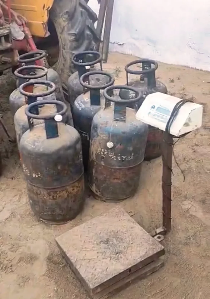 Illegal gas refilling operation busted, over 117 cylinders recovered. Illegal gas refilling operation busted, over 117 cylinders recovered.
