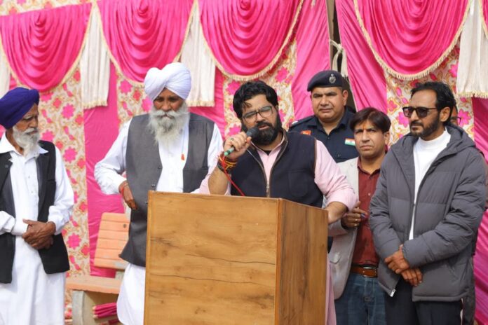 MP Kartikeya Sharma ने अंबाला शहर विधानसभा के विभिन्न ग्रामीण व शहरी इलाकों का किया दौरा, लोगों की समस्याएं सुनी MP Kartikeya Sharma ने अंबाला शहर विधानसभा के विभिन्न ग्रामीण व शहरी इलाकों का किया दौरा, लोगों की समस्याएं सुनी