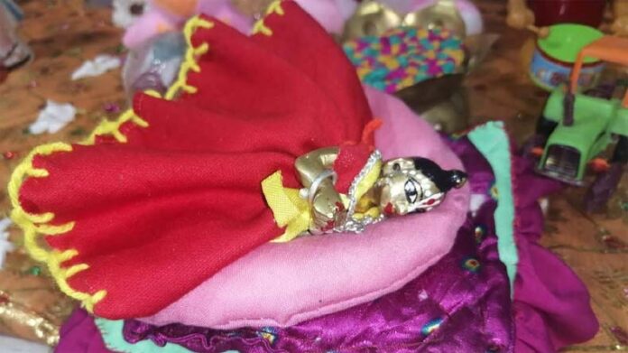 Laddu Gopal: लड्डू गोपाल को सुलाते समय इन बातों का रखें ध्यान Laddu Gopal: लड्डू गोपाल को सुलाते समय इन बातों का रखें ध्यान